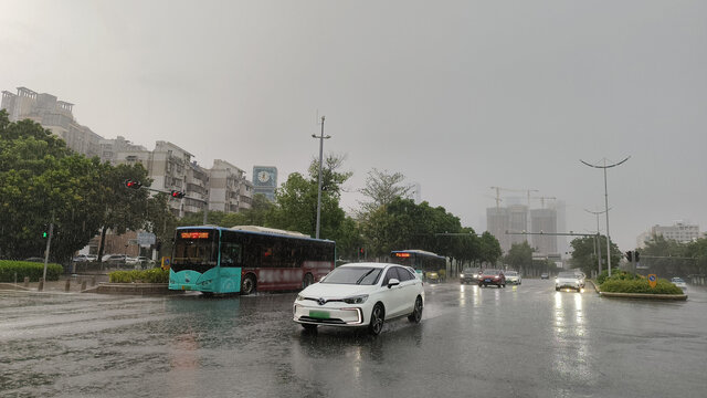 下雨天的公路