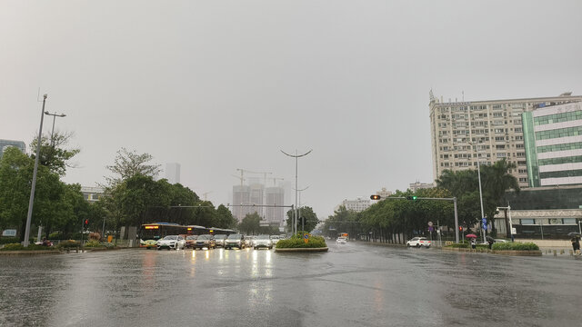 下雨天的公路