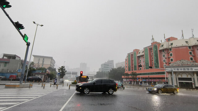 下雨天的公路