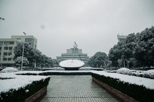 理工地标雪景