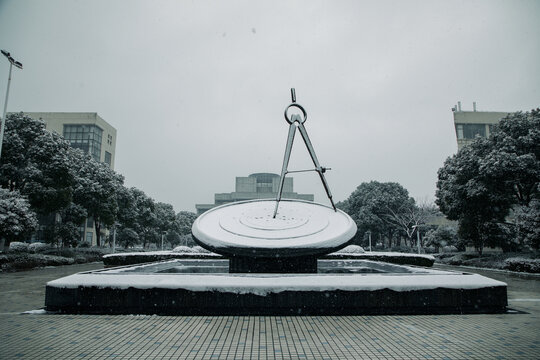 理工地标雪景