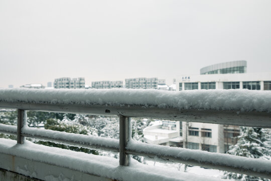 楼道雪景