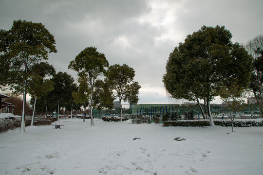 操场雪景