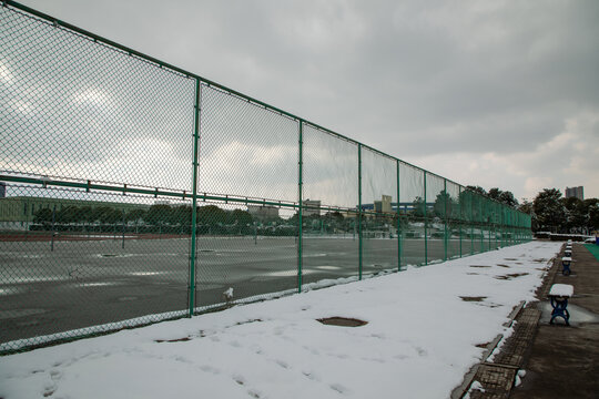 风雨操场雪景