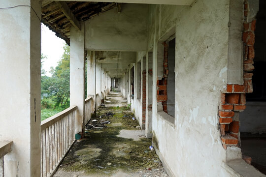 废弃的学校教室走廊