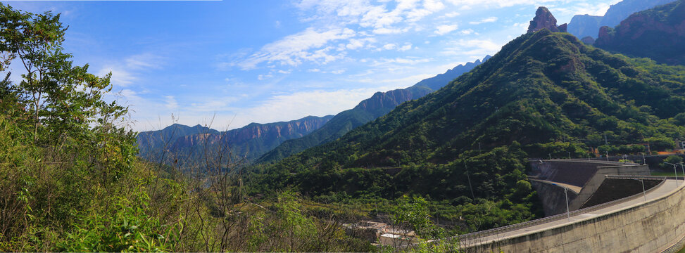 峡谷中的水库大坝