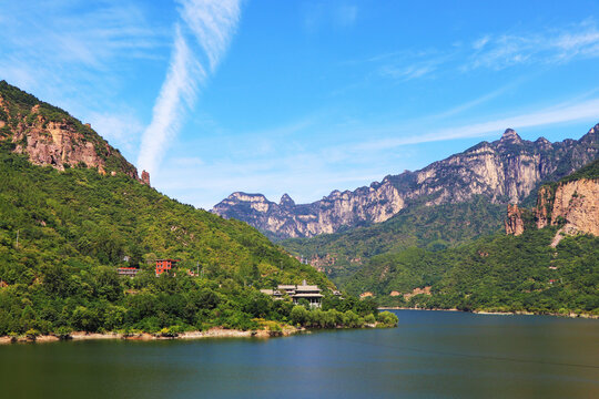 湖泊群山美景