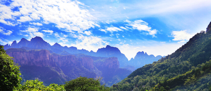 蓝天白云青山风景