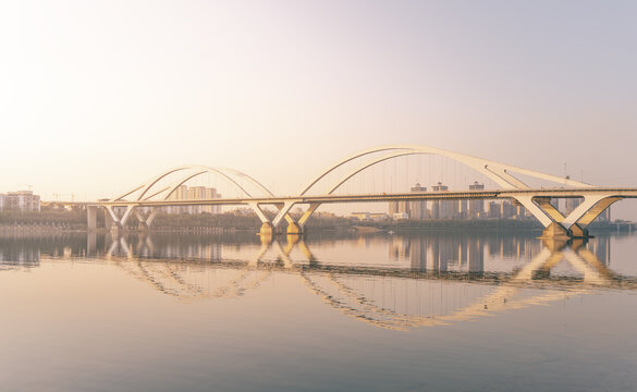 柳州广雅大桥夕阳下的桥梁