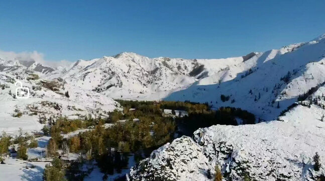 阿勒泰地区雪地冰川自然景观