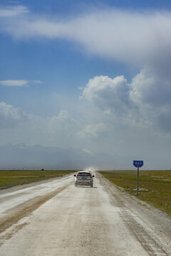 新疆公路上看远山和云天