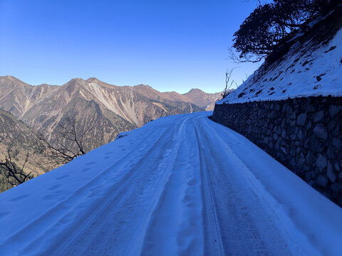 川西蓝天雪地