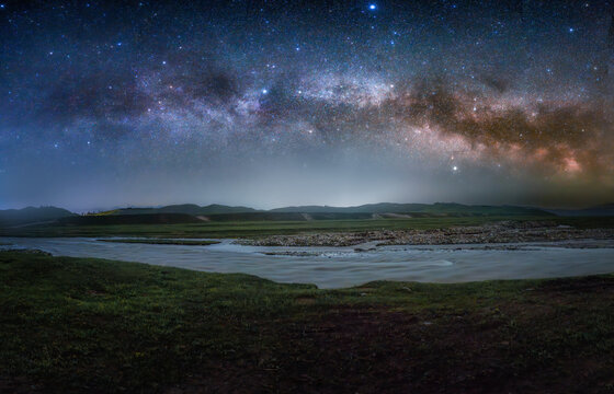 那拉提草原的银河星空