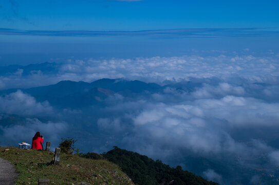 山顶云海美景高山风光少女背影