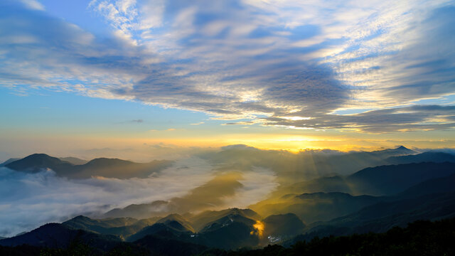 山顶登山看日出云海丁达尔光线