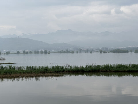 宁静湖面