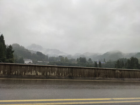 雨后的公路与群山