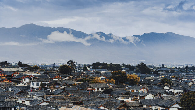 云南丽江市山川背景的丽江古城