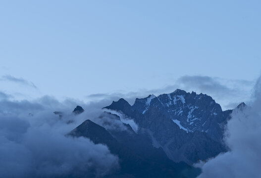 云南丽江云雾中的玉龙雪山