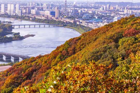 吉林省吉林市龙潭山金秋五花山