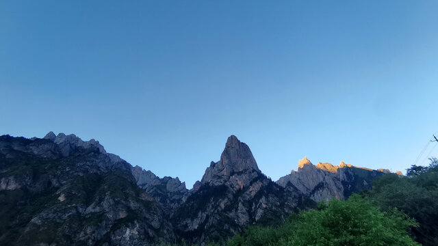 最后一缕阳光照耀山顶