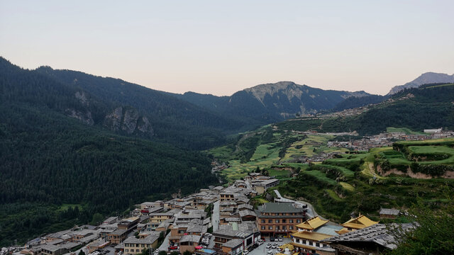 依山而建的扎尕那村落