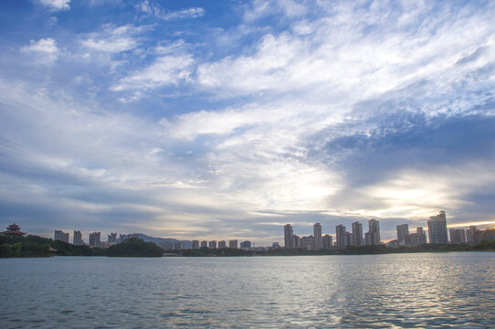 天空湖影