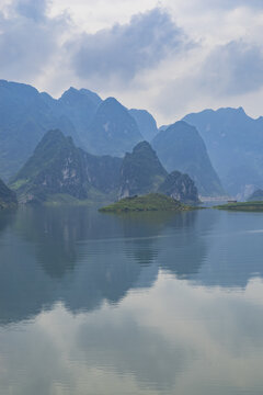 湖泊倒影山景