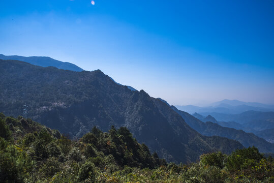 蓝天山景植被