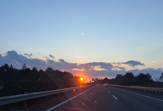 晚霞公路天空夕阳云层风景素材