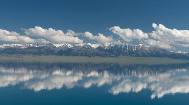 新疆赛里木湖平静的湖水