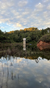 夕阳下的水库