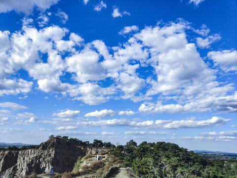 蓝天白云高山沟壑