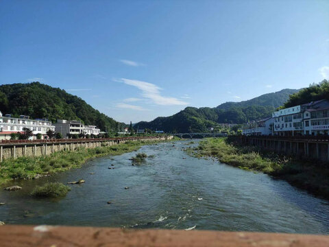 小河流水