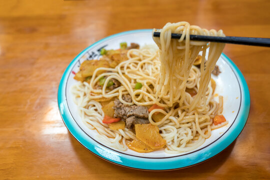 餐馆里的西北风味土豆牛肉烩面