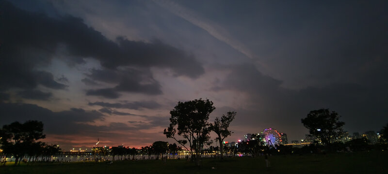 夜幕下的深圳湾区之光摩天轮