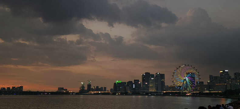 夜幕下的深圳湾区之光摩天轮