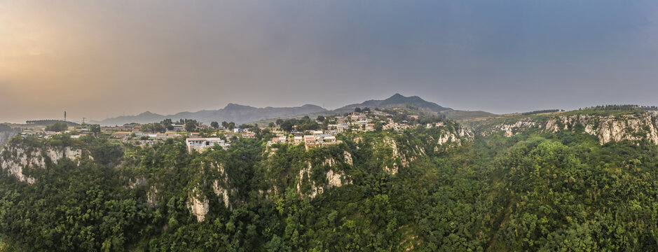 宽幅莱芜逯家岭悬崖村全景