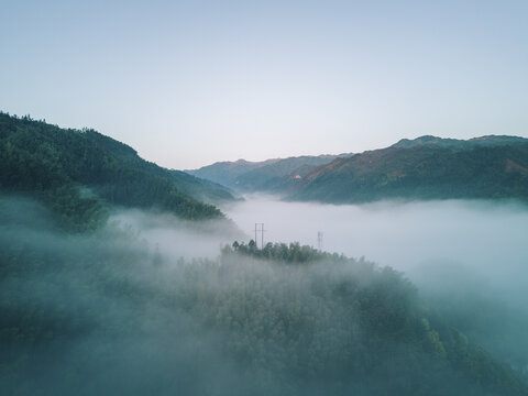 广西桂林资源县山川之中的云雾