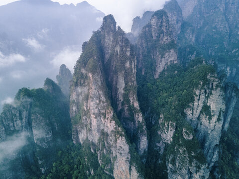 广西来宾金秀大瑶山耸立的山峰