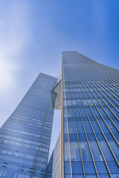 江苏南京蓝天下的超高层办公楼