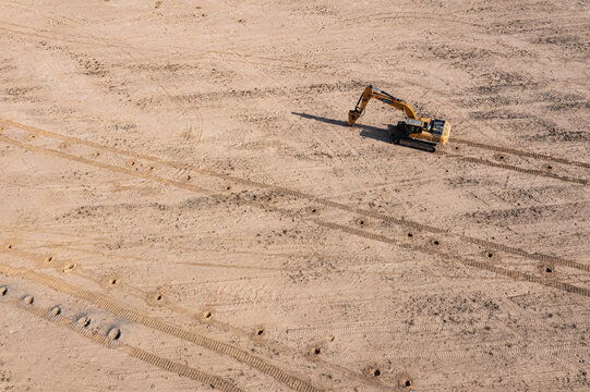 俯视挖掘钻孔机在山地打坑作业