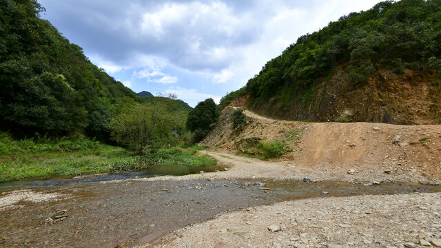 安宁黑风山昆明十大山峰之一