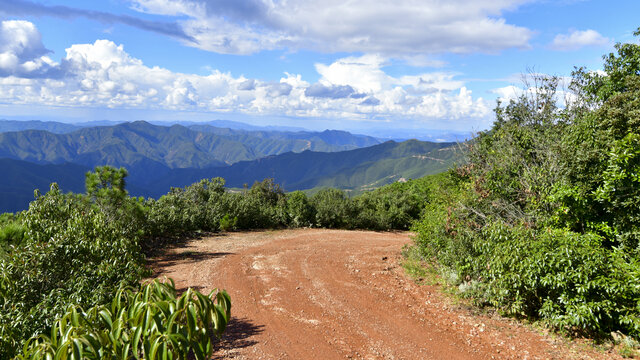 安宁黑风山昆明十大山峰之一