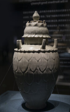 龙泉窑青釉莲瓣纹带盖五管瓷瓶