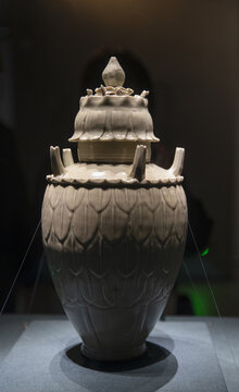 龙泉窑青釉莲瓣纹带盖五管瓷瓶