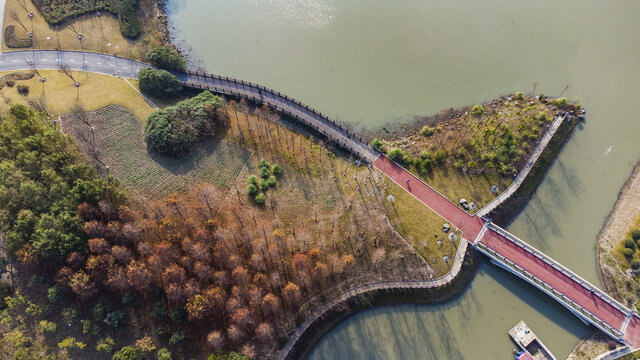 航拍秋天的公路