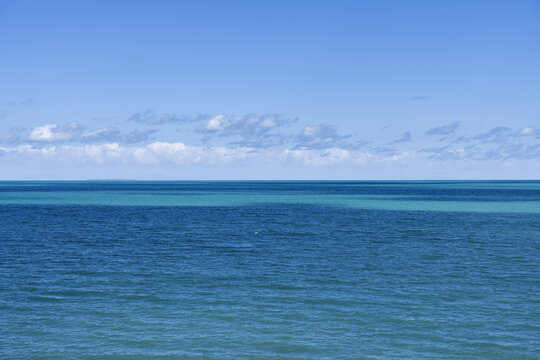 青海湖海天一线蓝色背景