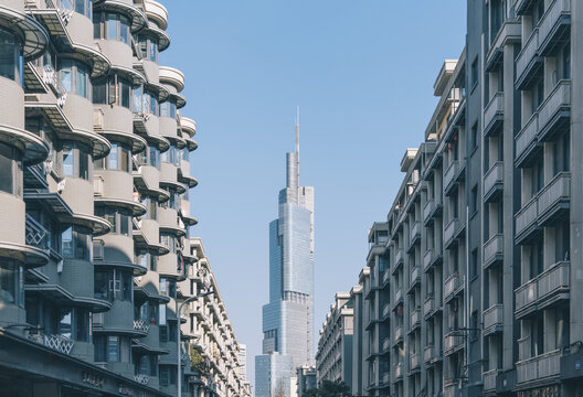 在南京西桥拍摄紫峰大厦