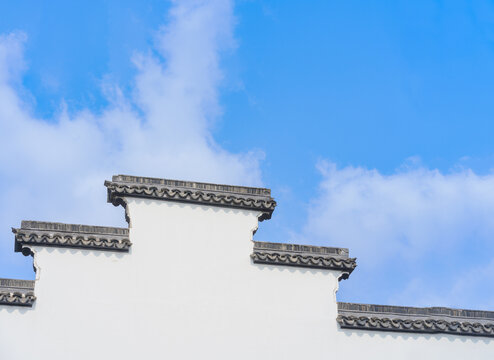 南京中式建筑屋顶的白色墙面
